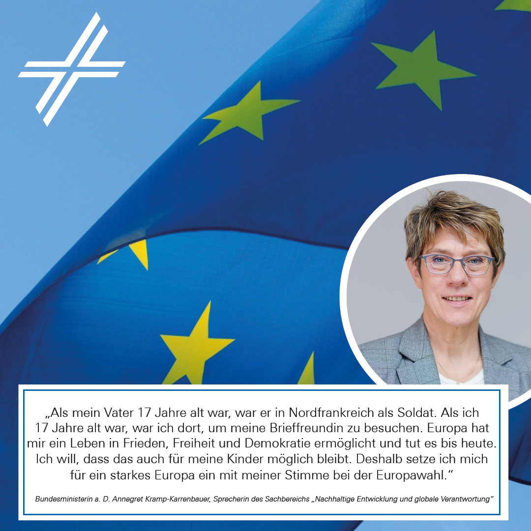 Europawahlstatement von Dr. Annegret Kramp-Karrenbauer, im Hintergrund ist die EU-Flagge vor blauem Himmel und dem ZdK-Kreuz