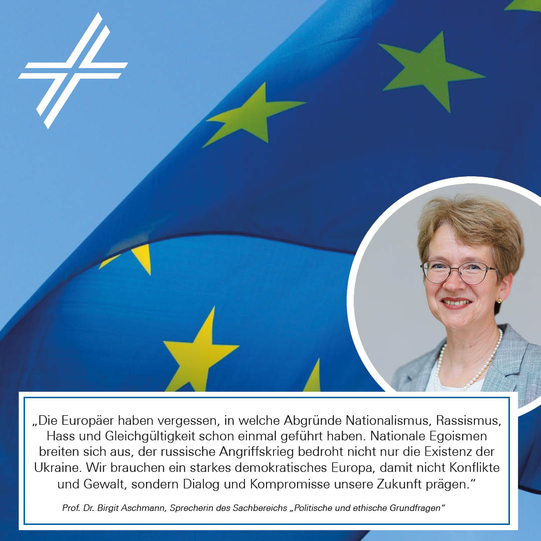 Europawahlstatement von Birgit Aschmann, im Hintergrund ist die EU-Flagge vor blauem Himmel und dem ZdK-Kreuz