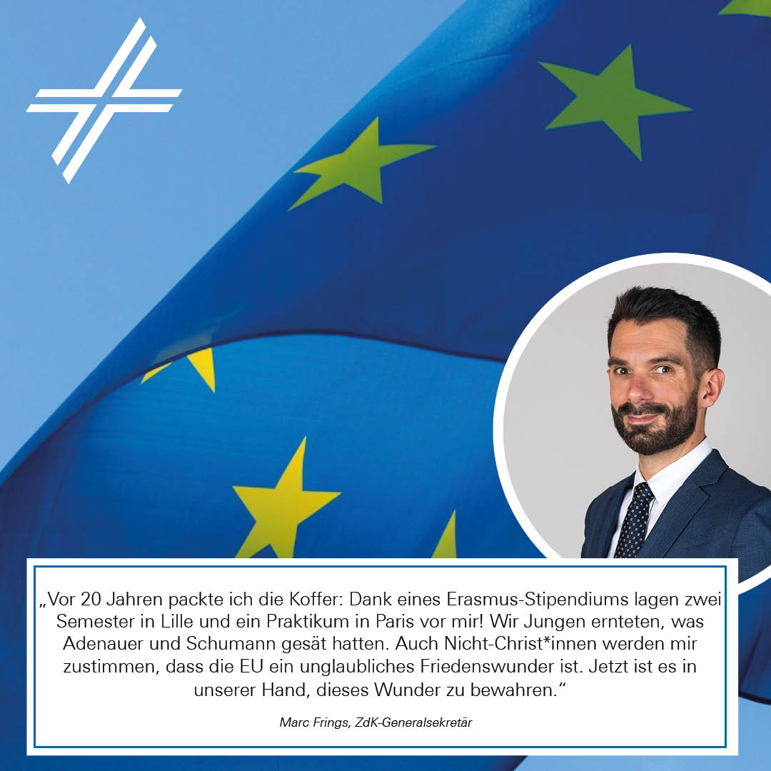 Europawahlstatement von Marc Frings, im Hintergrund ist die EU-Flagge vor blauem Himmel und dem ZdK-Kreuz