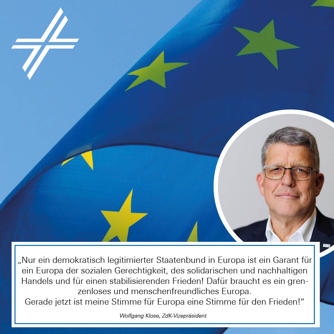 Europawahlstatement von Wolfgang Klose, im Hintergrund ist die EU-Flagge vor blauem Himmel und dem ZdK-Kreuz