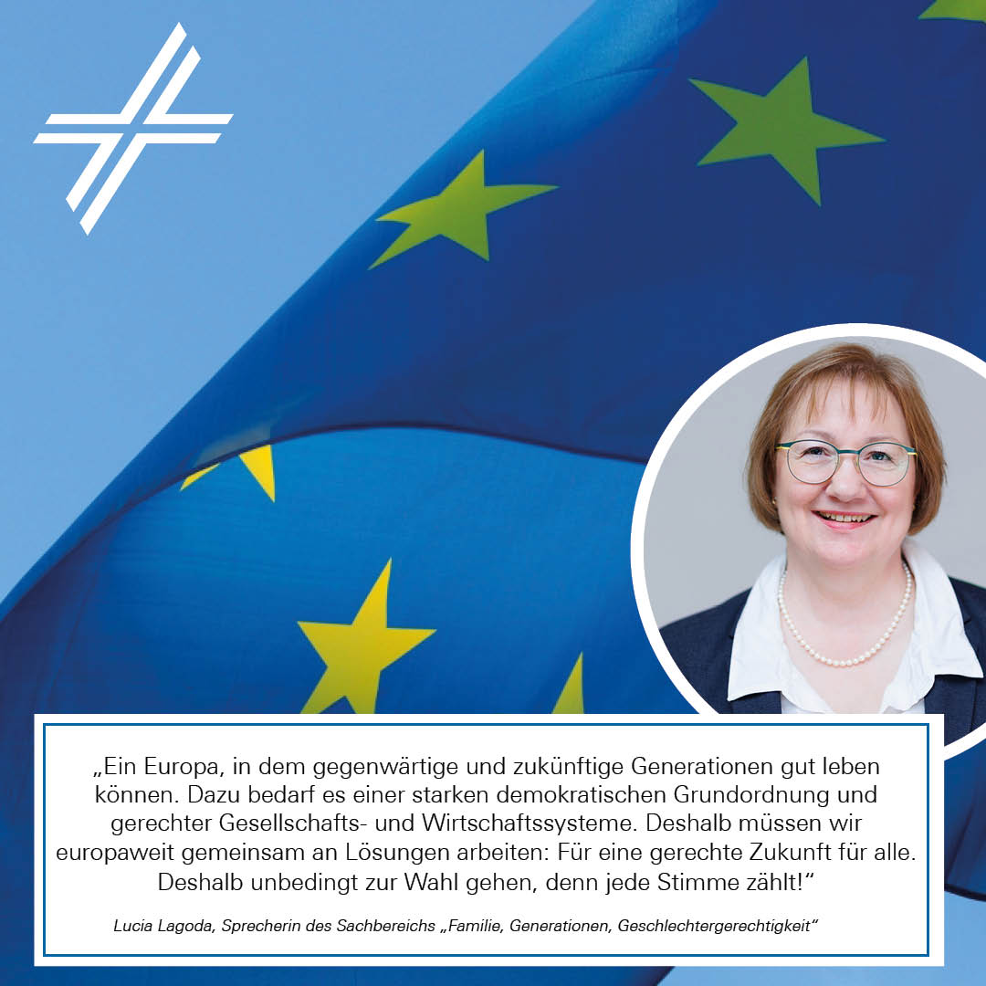 Europawahlstatement von Lucia Lagoda, im Hintergrund ist die EU-Flagge vor blauem Himmel und dem ZdK-Kreuz