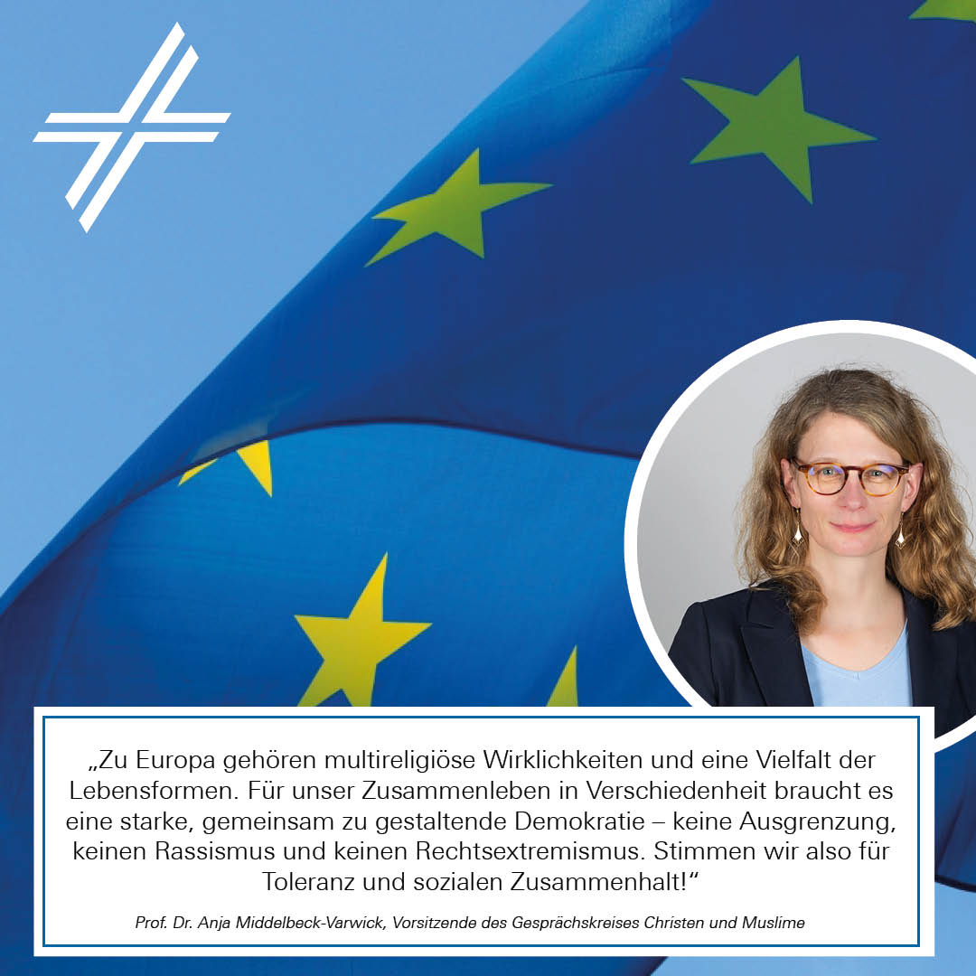 Europawahlstatement von Prof. Dr. Anja Middelbeck-Varwick, im Hintergrund ist die EU-Flagge vor blauem Himmel und dem ZdK-Kreuz