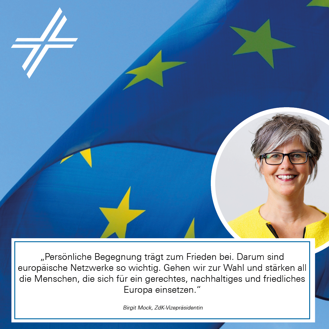 Europawahlstatement von Birgit Mock, im Hintergrund ist die EU-Flagge vor blauem Himmel und dem ZdK-Kreuz