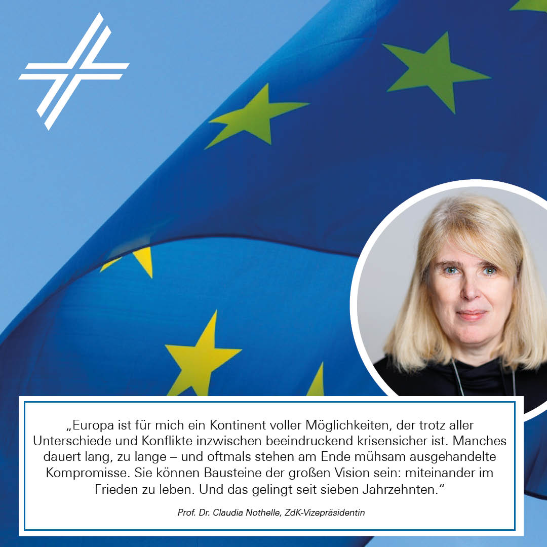 Europawahlstatement von Prof. Dr. Claudia Nothelle, im Hintergrund ist die EU-Flagge vor blauem Himmel und dem ZdK-Kreuz