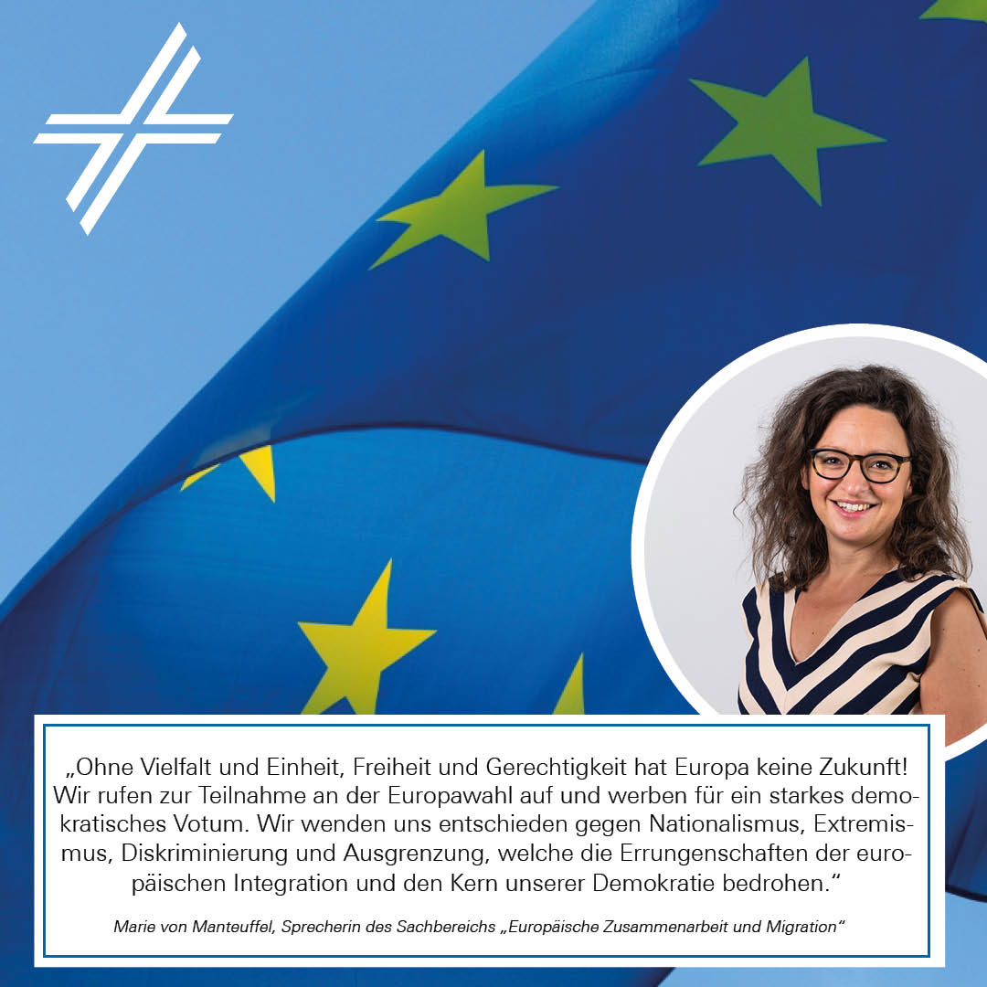 Europawahlstatement von Marie von Manteuffel, im Hintergrund ist die EU-Flagge vor blauem Himmel und dem ZdK-Kreuz