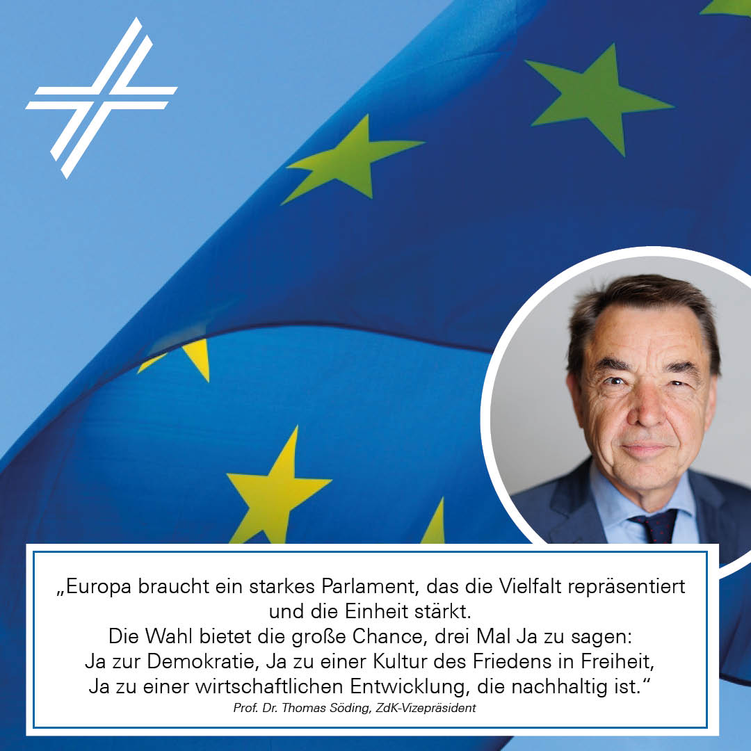 Europawahlstatement von Prof. Dr. Thomas Söding, im Hintergrund ist die EU-Flagge vor blauem Himmel und dem ZdK-Kreuz